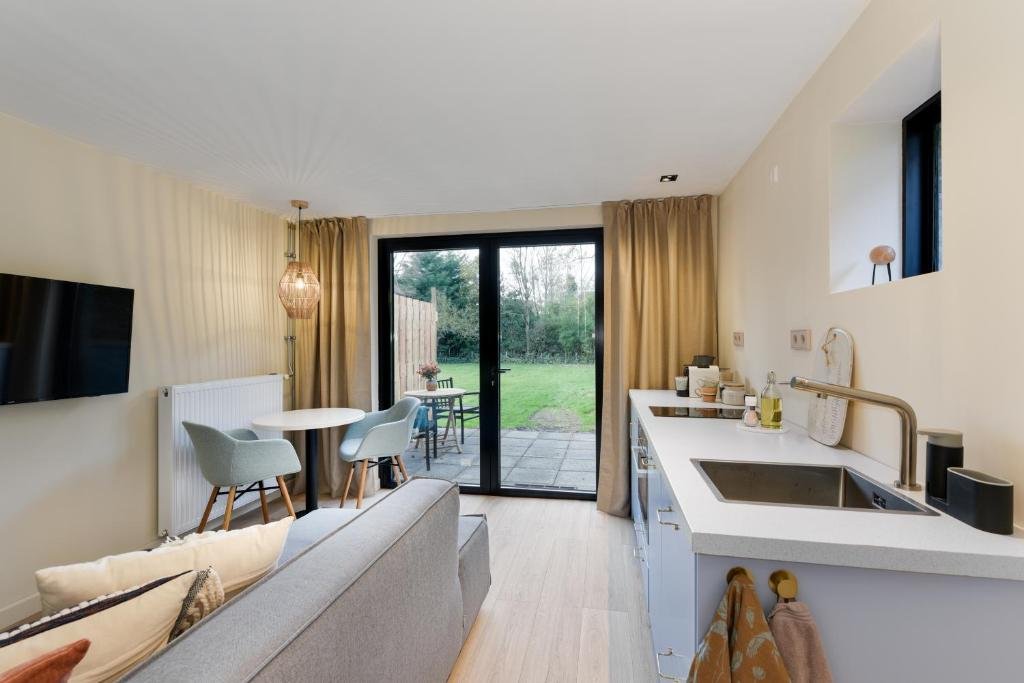 Studio at Schoorlse Suites, Schoorl: kitchen, living area and doors to the garden